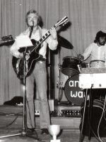 1973 als Bassist der Band anyway