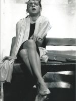 Eva Billisich, sitzend