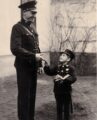 1936 – 07.01.1936 – Erwin + Vater Anton im Hof vom 20. Haus