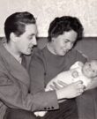 1957 als junger Vater mit Hedy + Tochter Monika