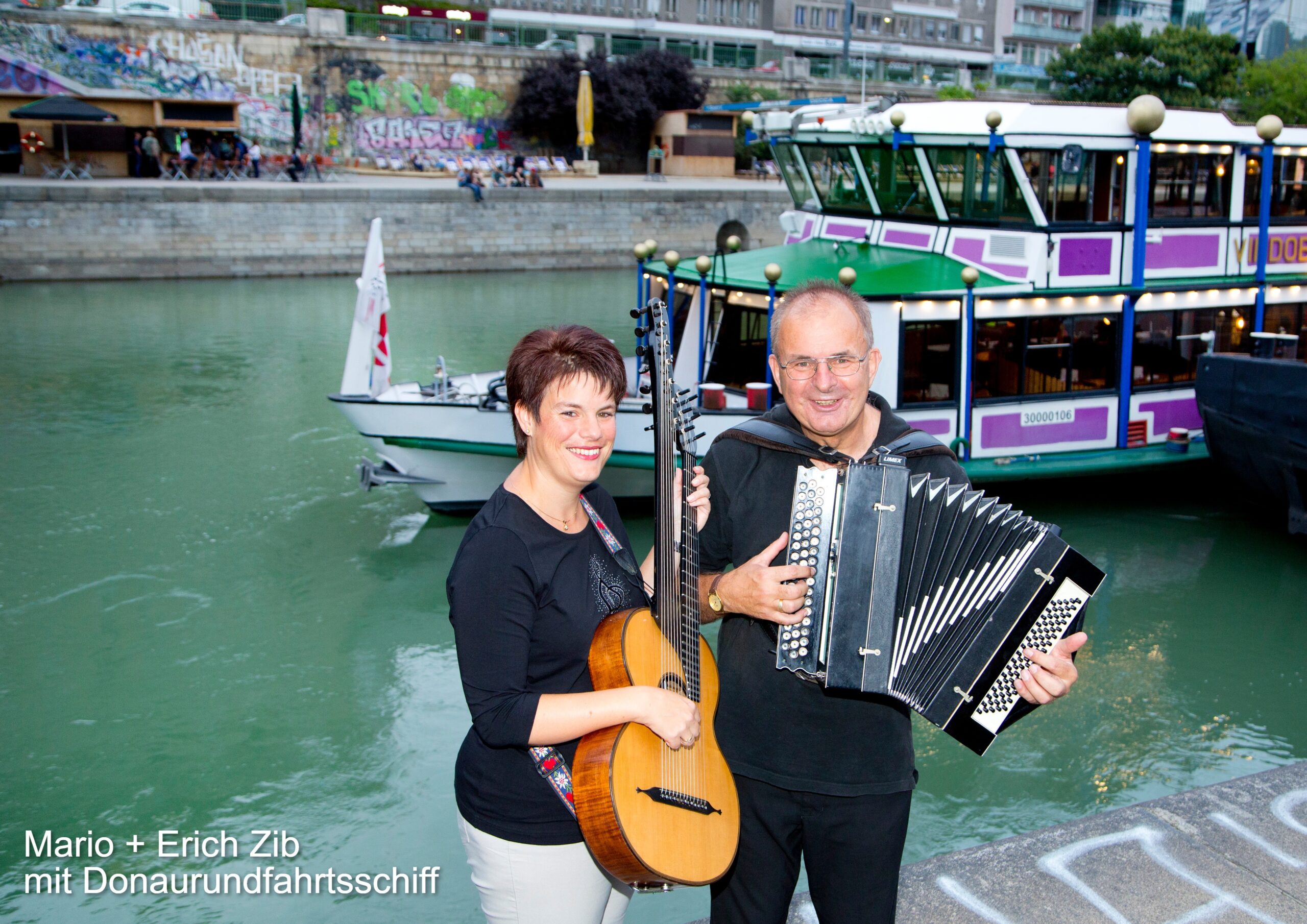 Marion + Erich Zib mit Donaurundfahrtsschiff (1)