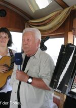 Marion + Vater Erich Zib mit Moderator auf der Donau (1)